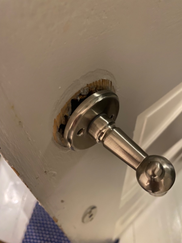 Dørhandtag til hoveddør sidder løst