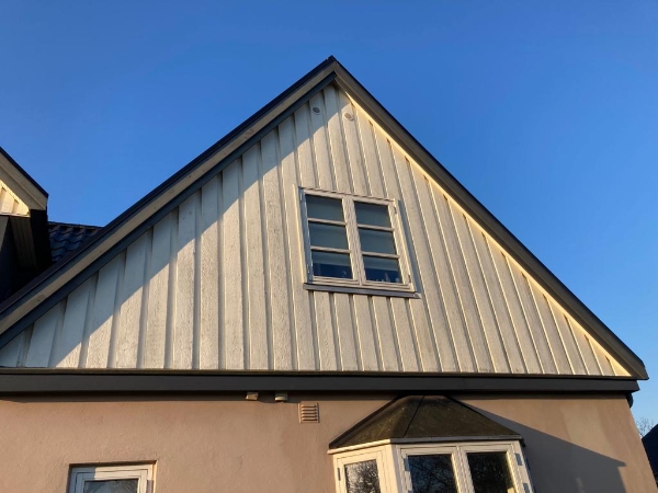 Male træværk på hus