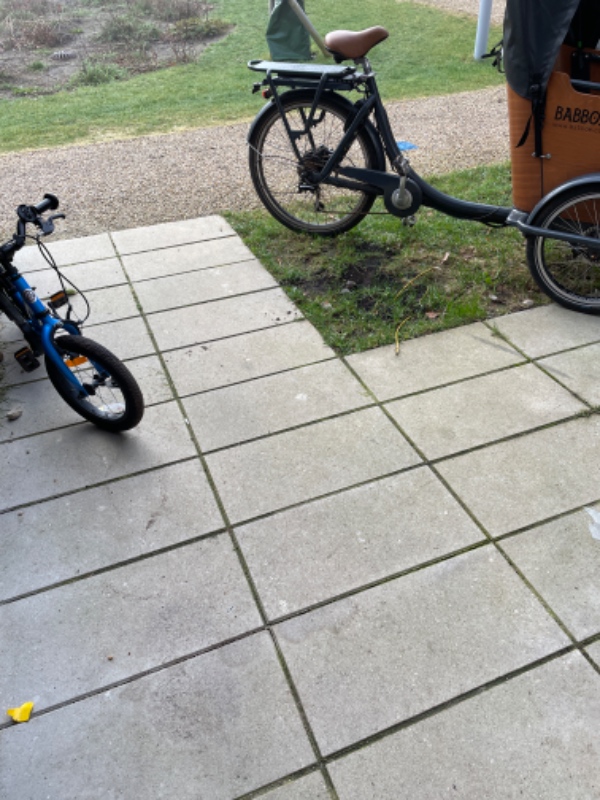 Fliselægning for- og bagterrasse