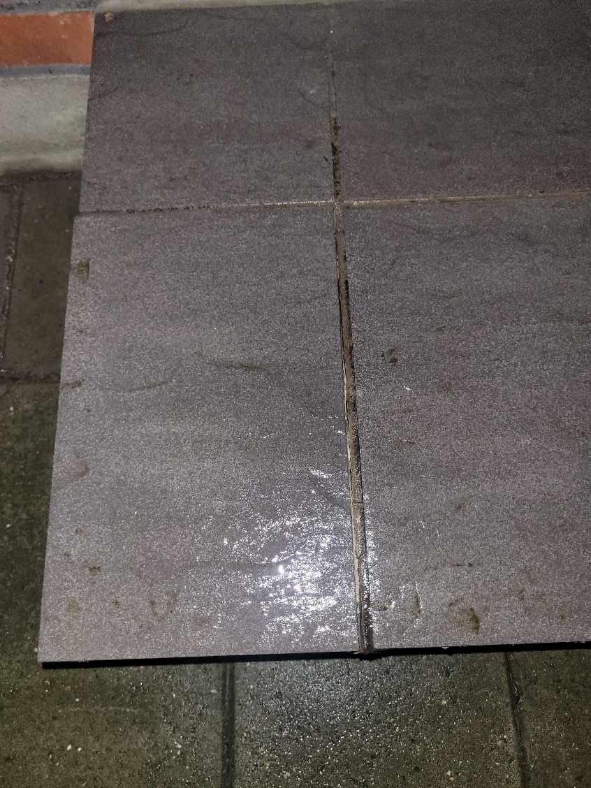 Ordne 2 trappetrin udendørs, fliserne er løse efter frosten.