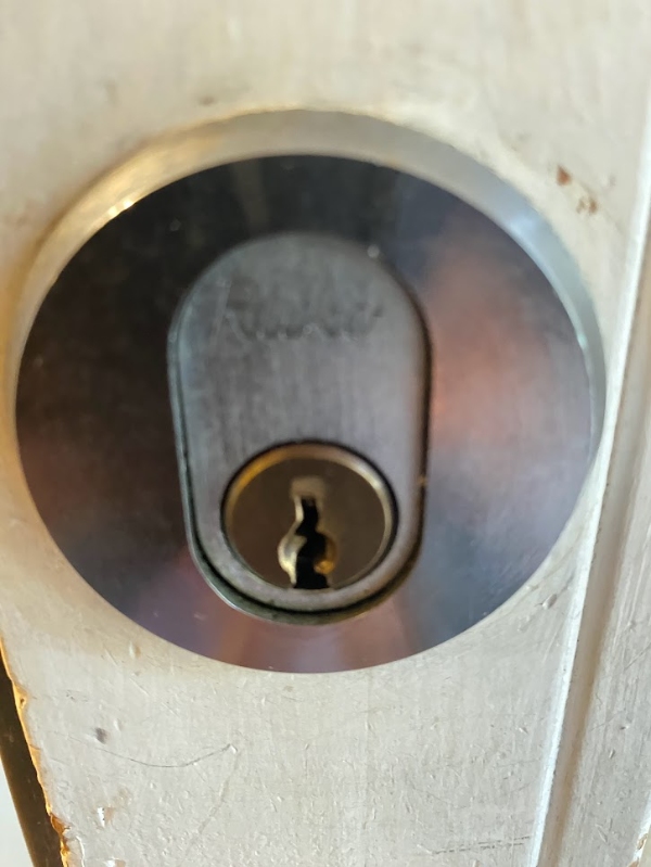 Udskiftet 2 låse i hoveddør og bryggersdør.
