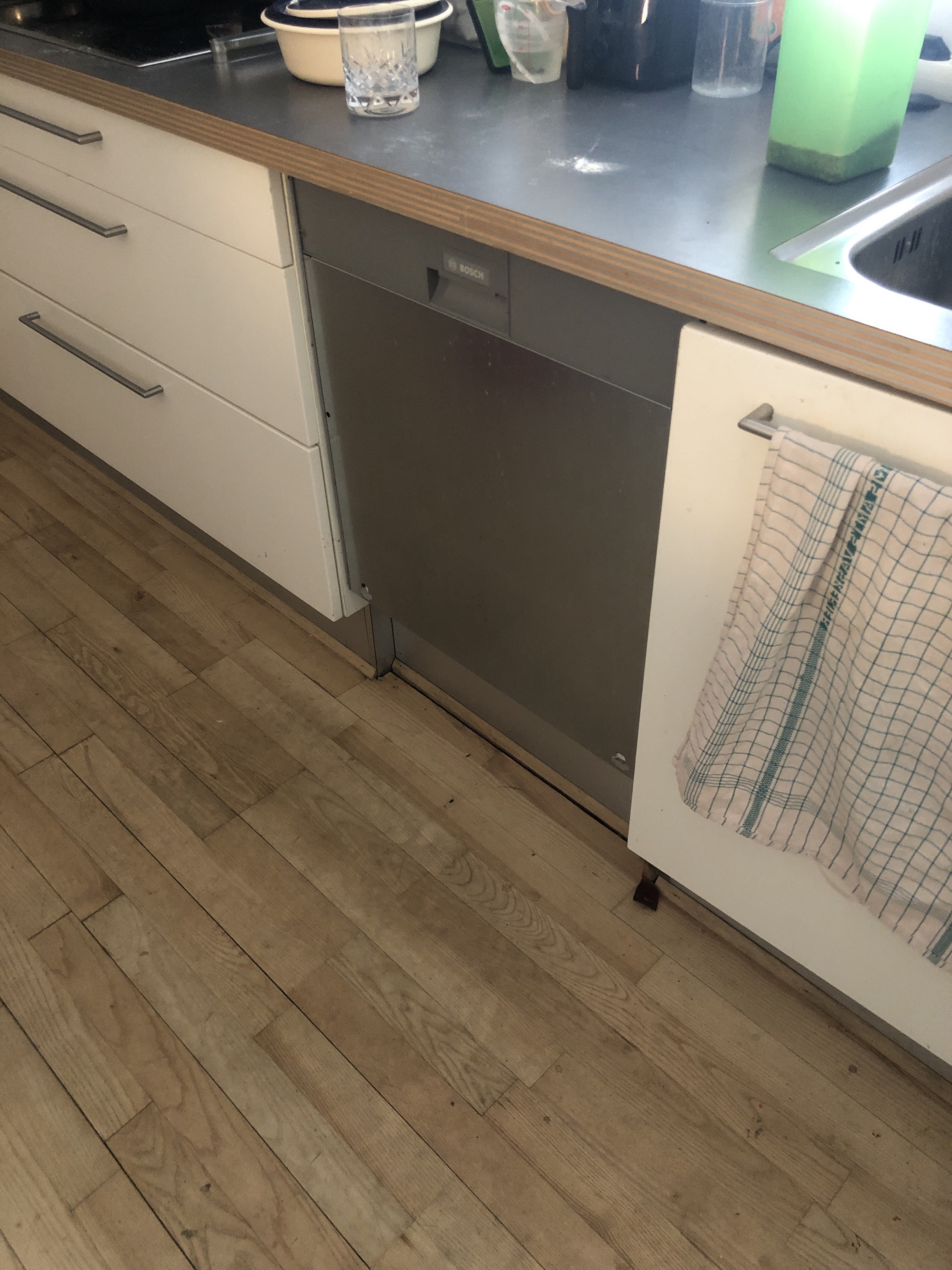 Montering af låg på opvaskemaskine