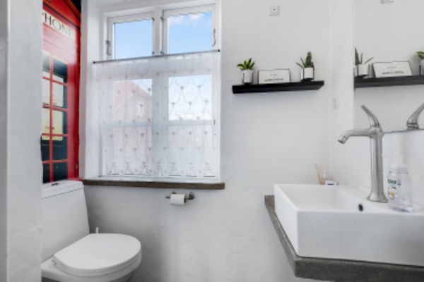 Rengøring af gulv, toiletter og køkken ved indflytning i murermestervilla