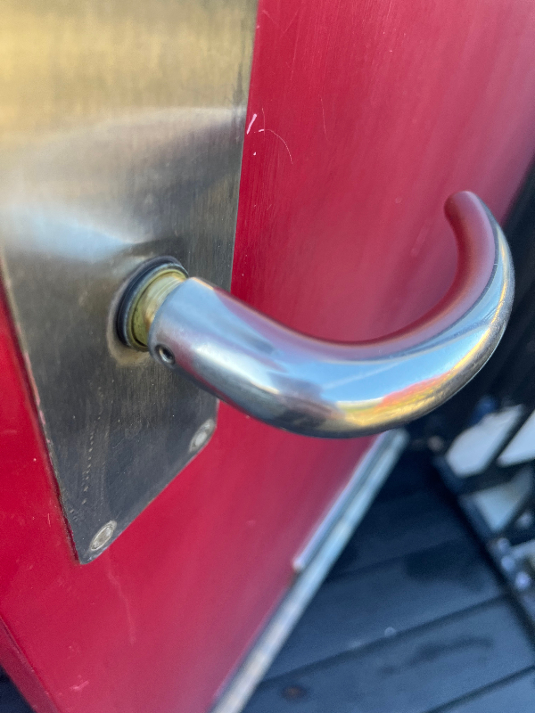 Dørhåndtaget på hoveddøren sidder løst og er ved at gå af.