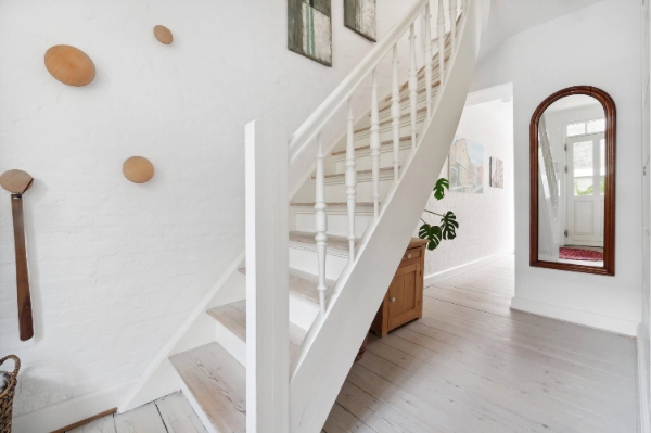 Indvendig maling af komplet ejendom. Byhus i Aarhus C, 3 etager. Boligarealet er 136 kvadratmeter stort, som er fordelt på 5 værelser.