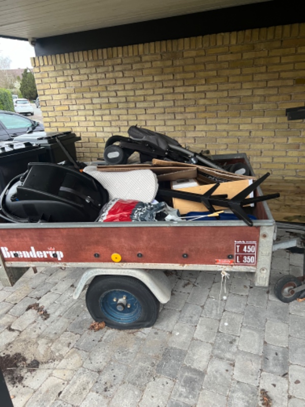 Bortskaffelse af gammel trailer med indhold