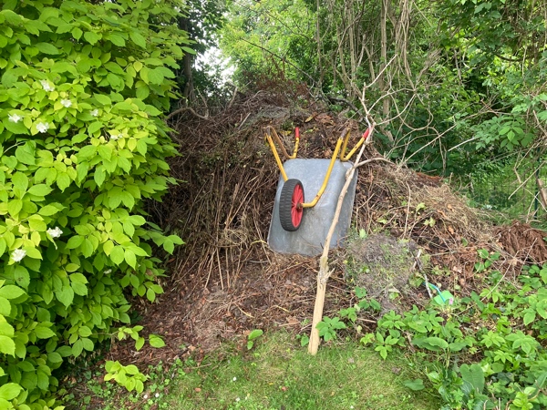 Affald ryddes og køres på genbrugs stationen