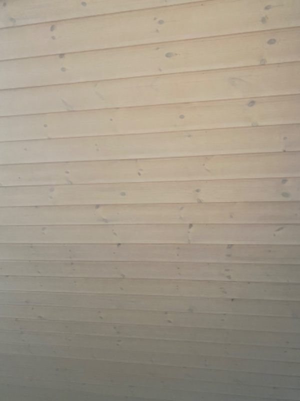 Hvid maling af ludbehandlet træloft