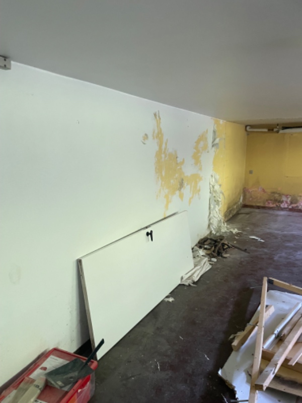 Fjern tapet og bank udvendig fugt plamager af i kølderrum