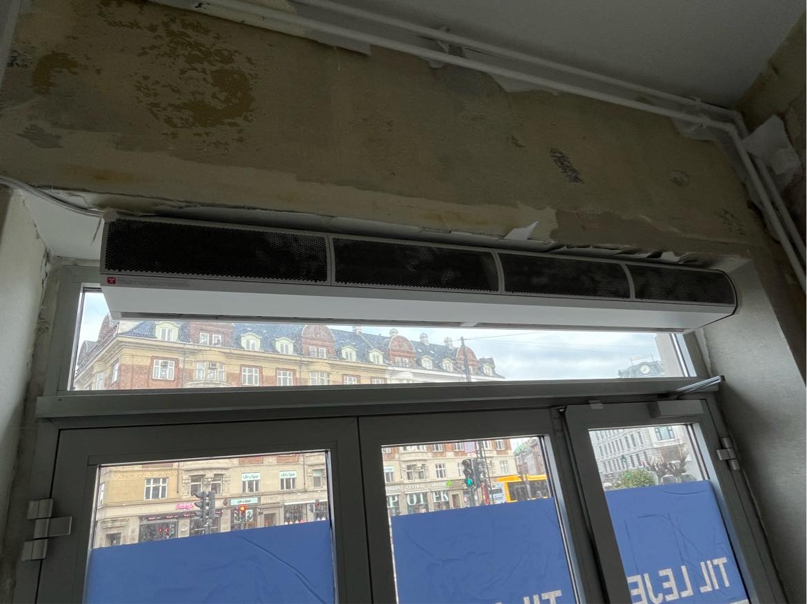 Nedtage a/c og nedtage spots/lamper/skinnesystem - bemærk loftshøjde ca 4 m