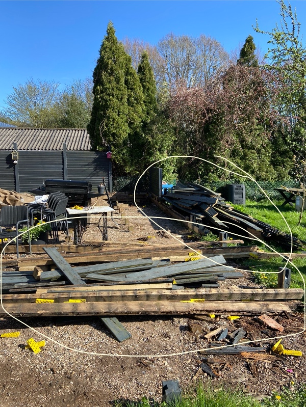 Fjernet en nedrevet træterrasse.