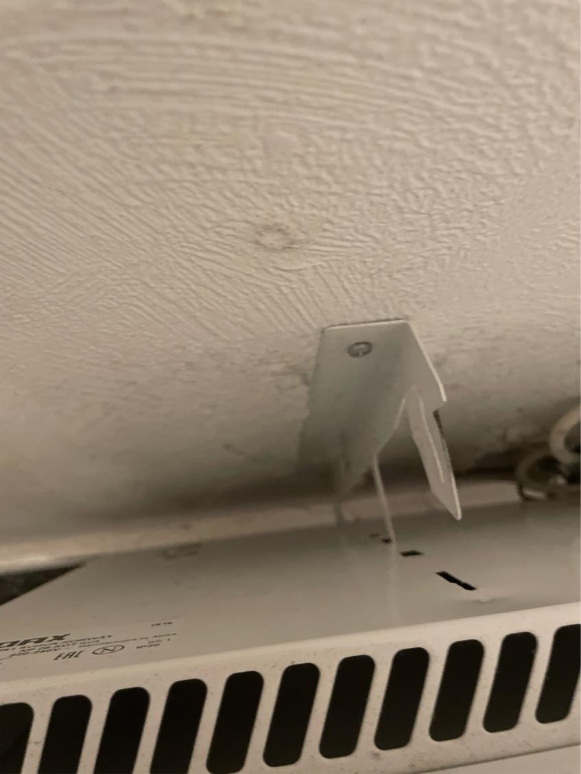 Tjek af elradiatorer og efterspænde vægbeslag