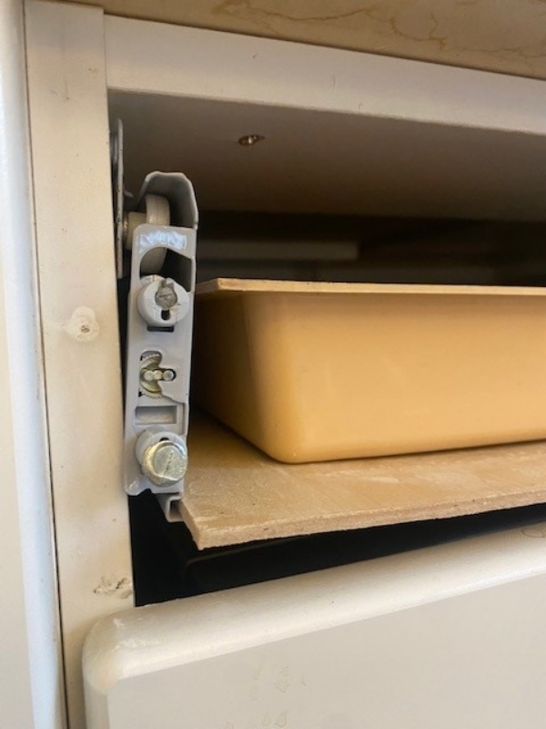 Sætte en afrevet låge tilbage på køkkenskuffe