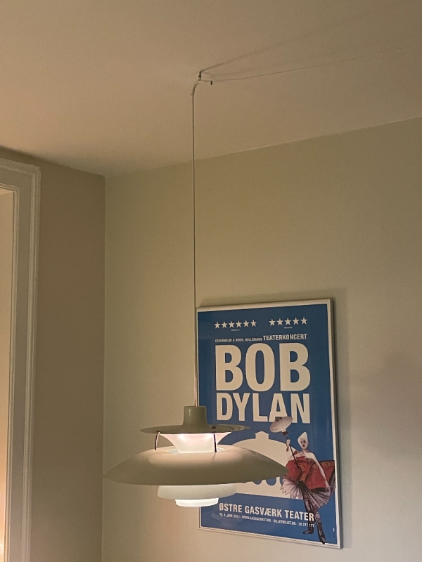 opsætning af lampe og ophæng af lille reol