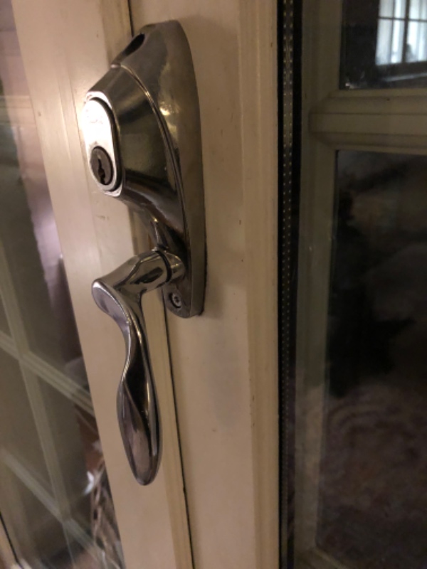 Dørhåndtag til terrassedør, da den er svær at lukke. Ønsker endvidere et håndtag sat på udvendigt på