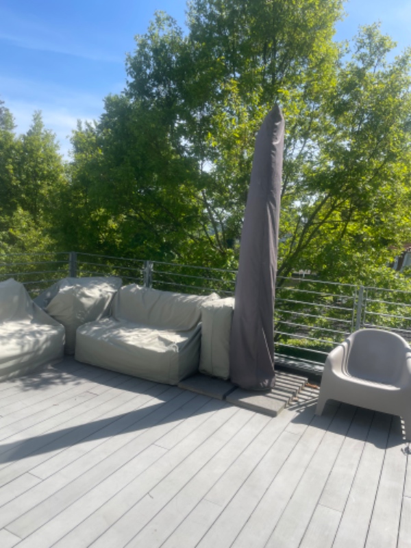 Opsætning af solsejl på terrasse