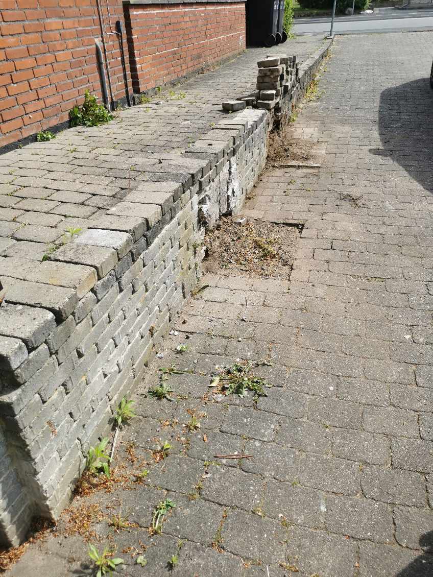 Støttemur og trappe med 2 trin i samme materiale