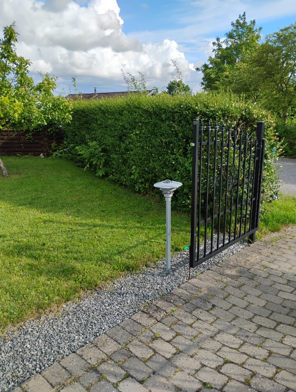 Opsætning af komposithegn 46 meter jeg vedhæfter nogle billeder af hvor det skal stå, men der er en hæk lige nu.