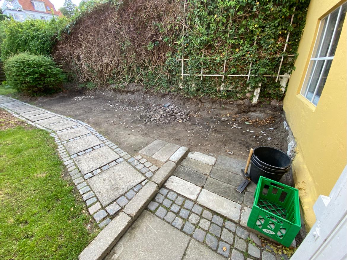 Fliser lægges og stenkant op af skråning