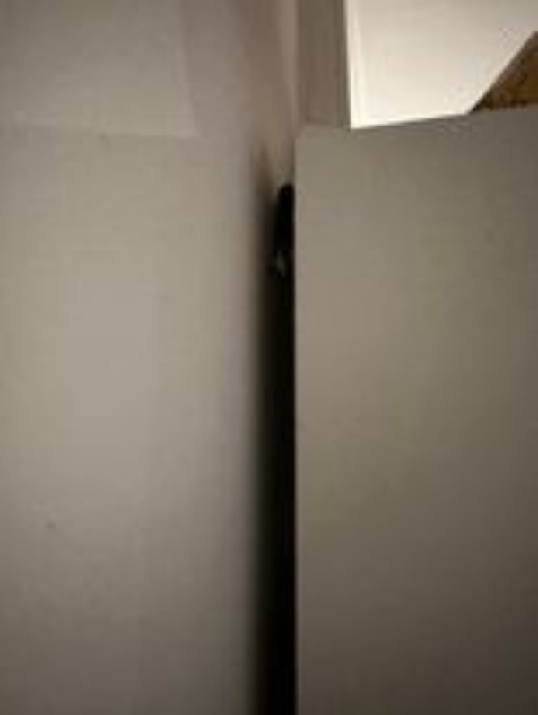 Fæste skab der hænger på væg + sætte spejl op