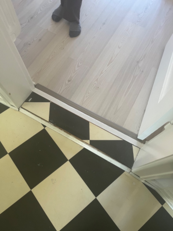 Skiftet linoleum i gang og køkken plus på dørtrin i lejlighed