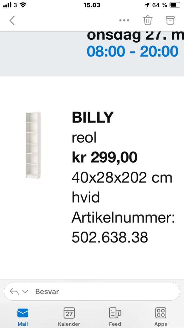 Samle en Ikea reol. Den er meget smal men høj.