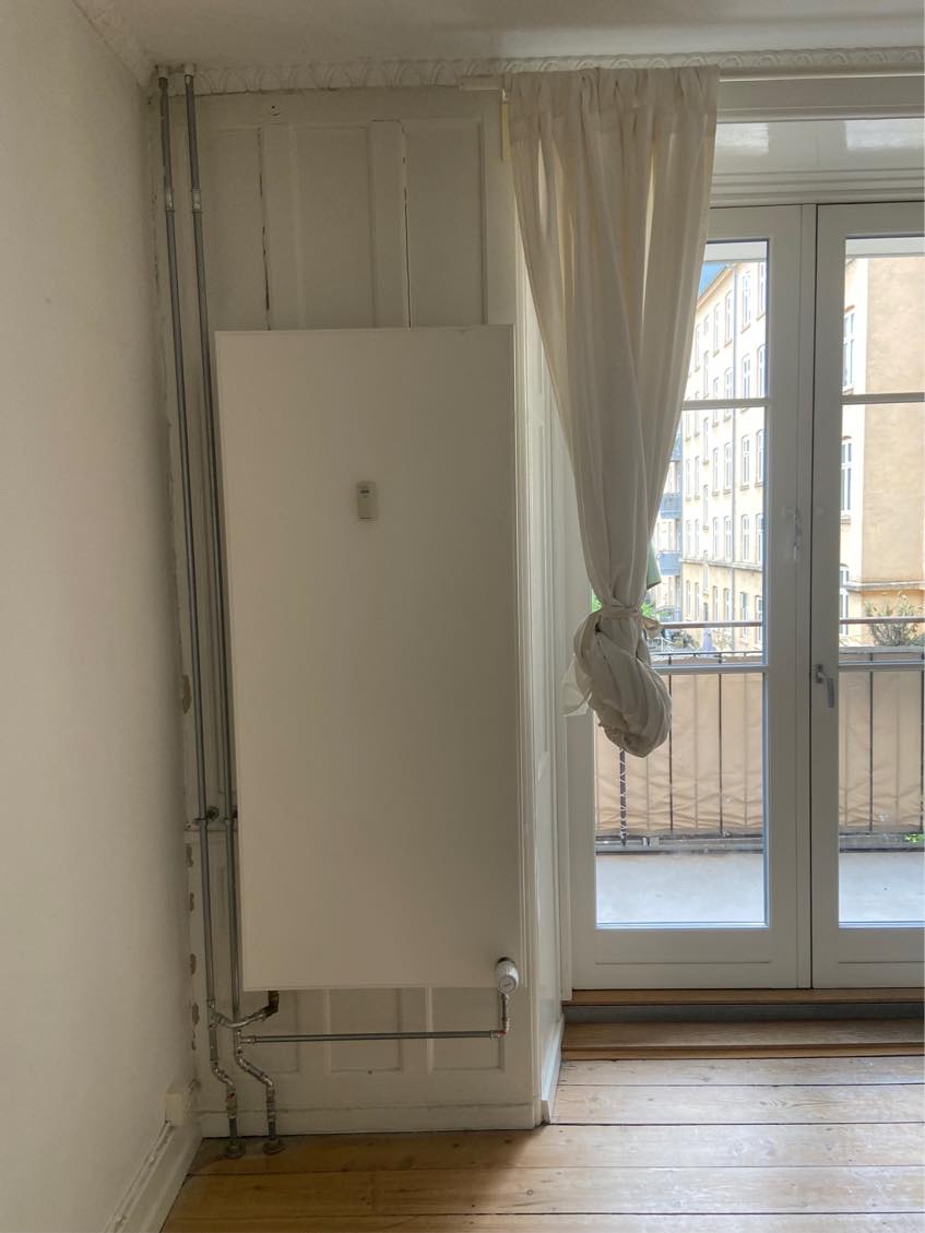Afmontering af én radiator samt udskiftning af en anden radiator fra vertikal til horisontal