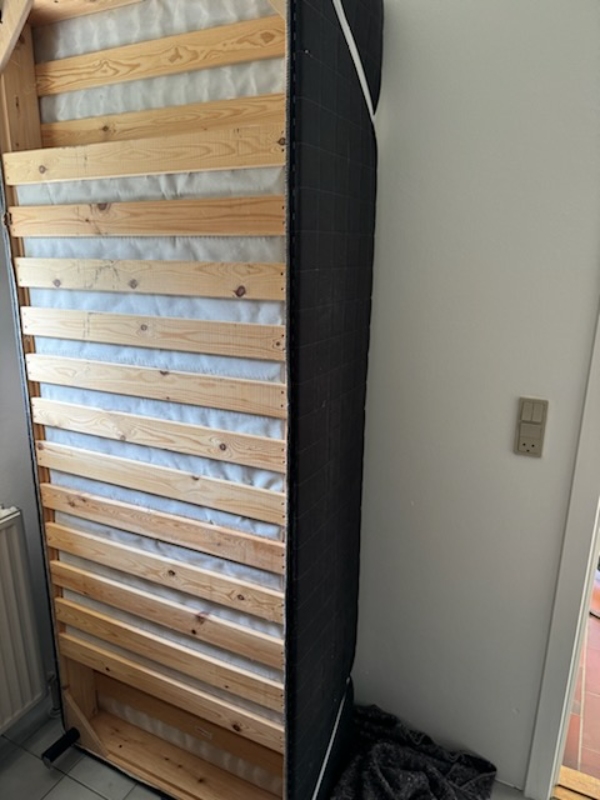 Fjerne skrald: boxmadras 90x200, puder og et par kasser