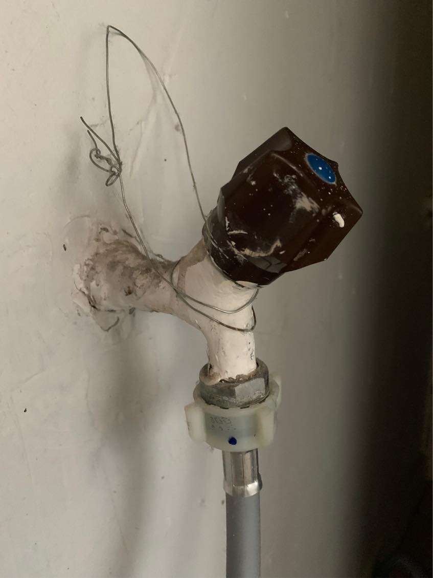 Aut. vvs til hjælp med kalket vandlås så montering af vaskemaskine kan ske