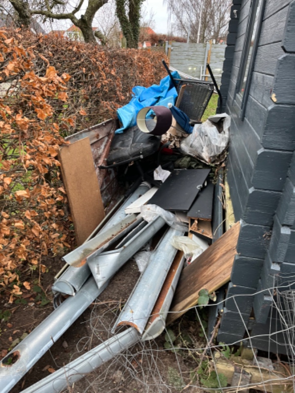 Køre affald på genbrugspladsen