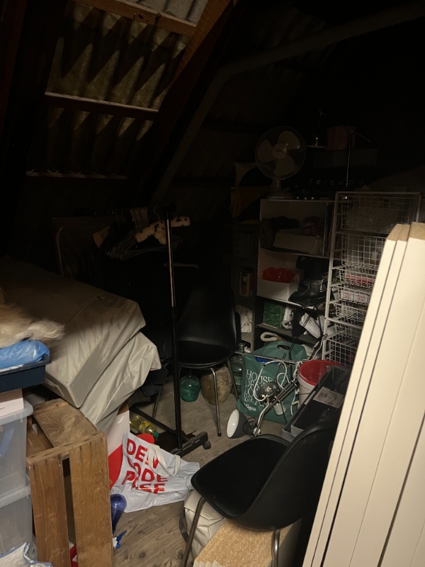 Rengøring af asbeststøv på loftsrum