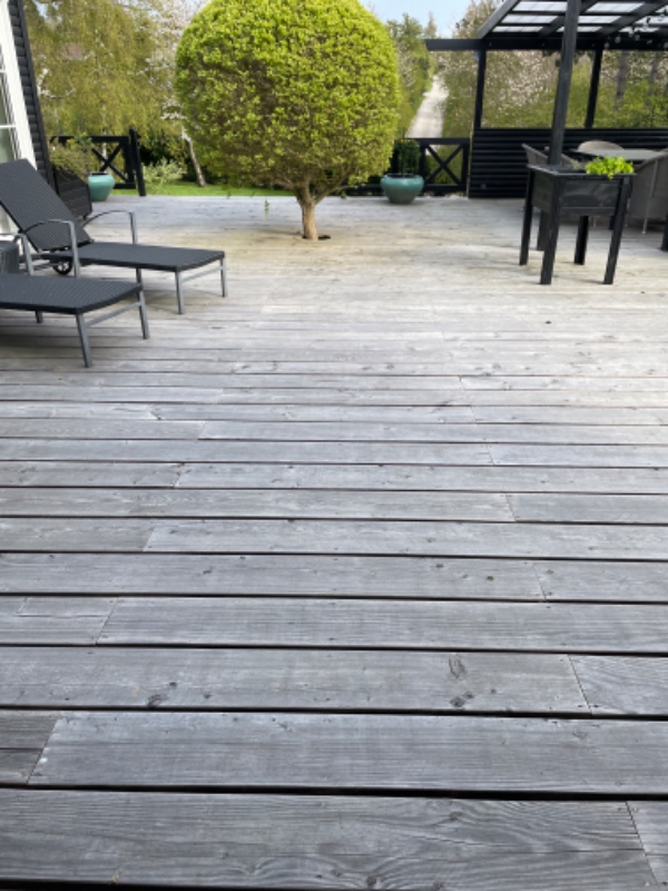 Slibning af terrasse , Douglas fyr , ca 130 m2. Vi efterbehandler selv