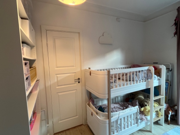 Tapetseret og malet børneværelse