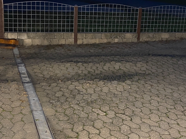 Omlægning af sunkne/skæve fliser i carporten (lunke). Ca. 5-6 m2.