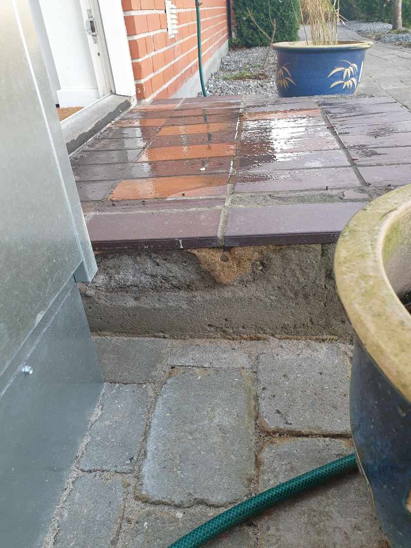 Fliselægning, ved hoveddøren