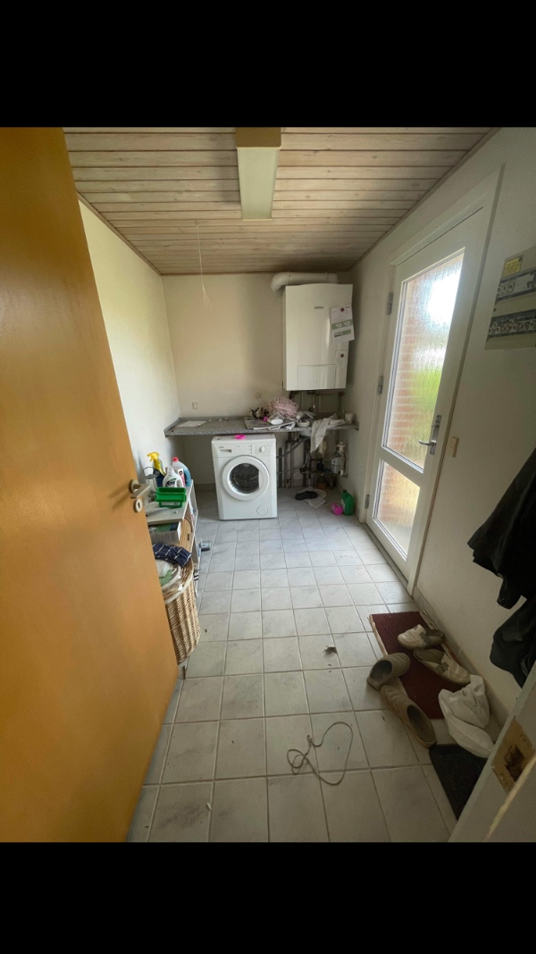 Ligge klinker i badeværelse samt i bryggers.
