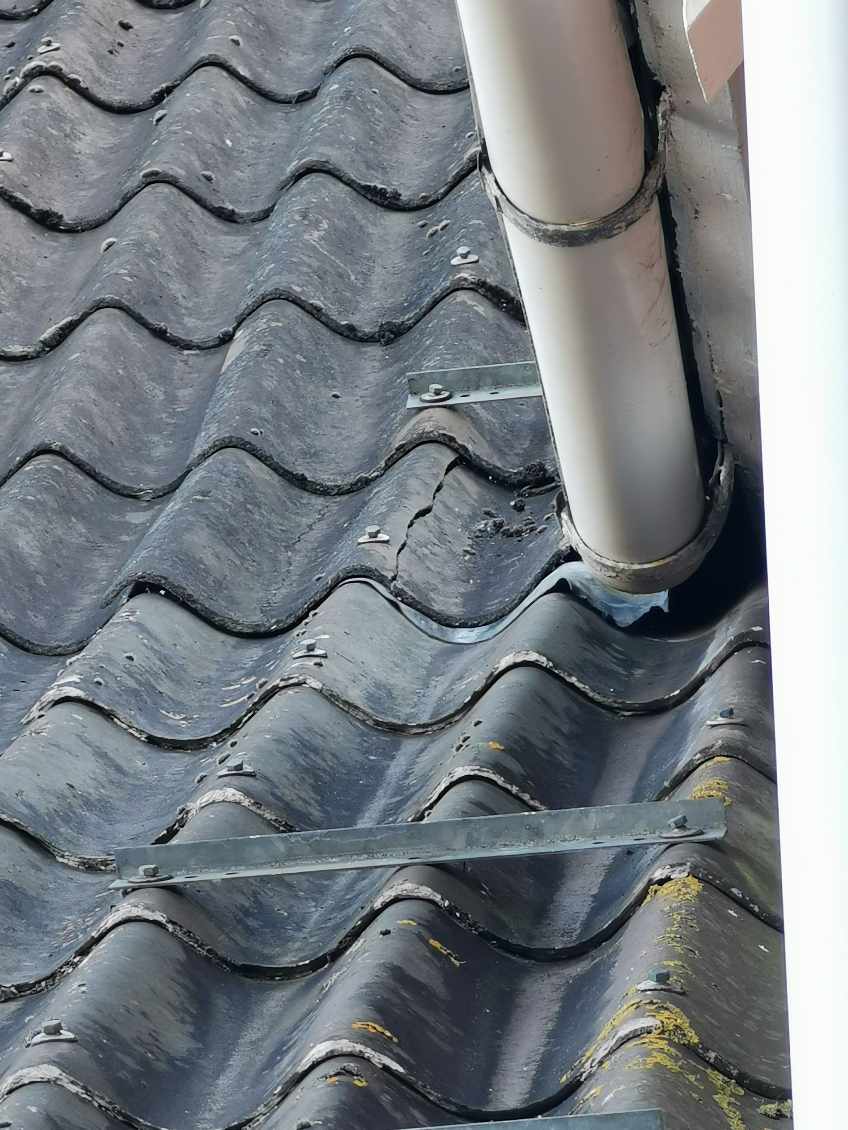 Udskiftning af knækket tagplade.