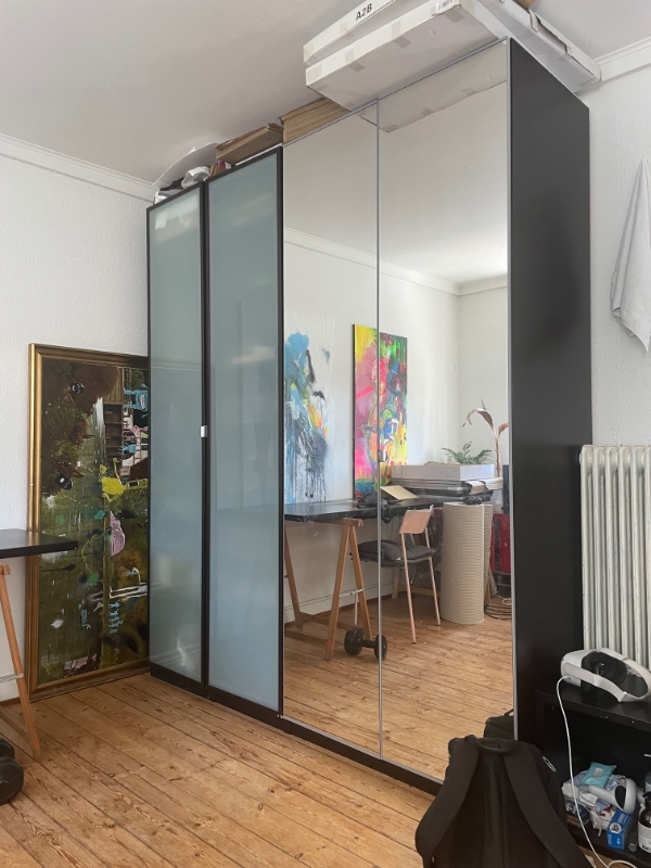 Tøjskab skal skilles og samles i andet rum.