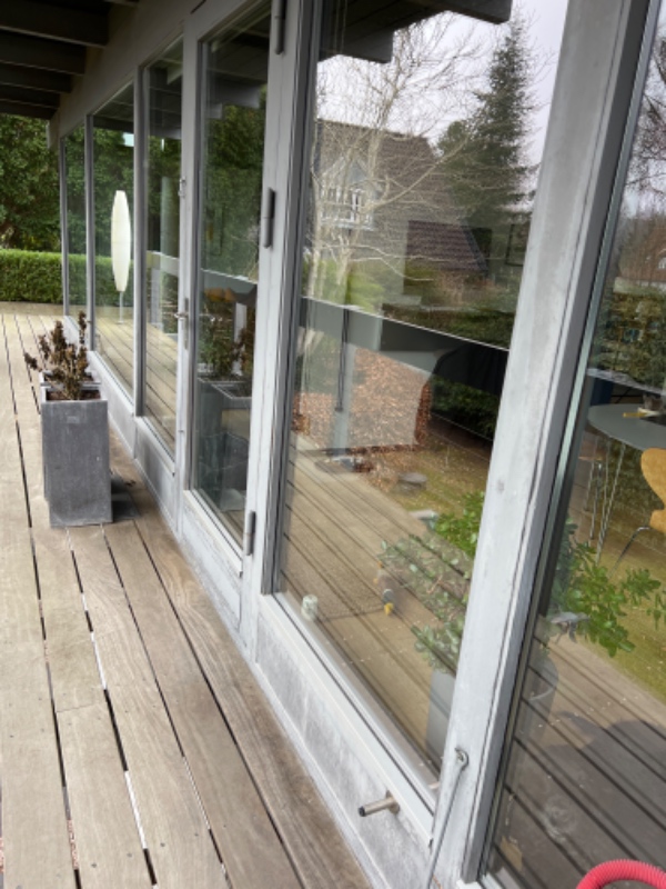 Maling af træværk omkring vinduer.