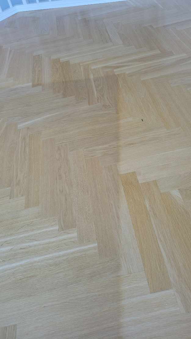 Slibning og lakering af gulv.