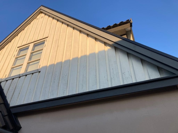 Male træværk på hus