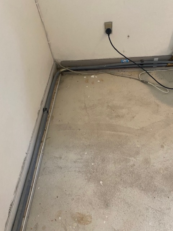 Pexrør fræses ind i væg