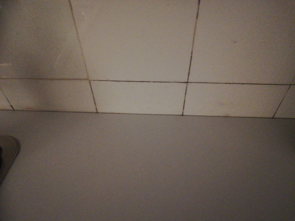 Opsat 2 skurelister på køkkenbord plus køleskab i vatter