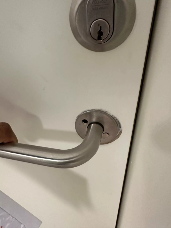 Reparation af 3 løse dørhåndtag og 1 skabshængsel i lejlighed i Vallensbæk Strand