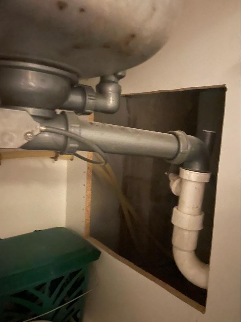 Afmontering og flytning af køle-fryseskab og opvaskemaskine