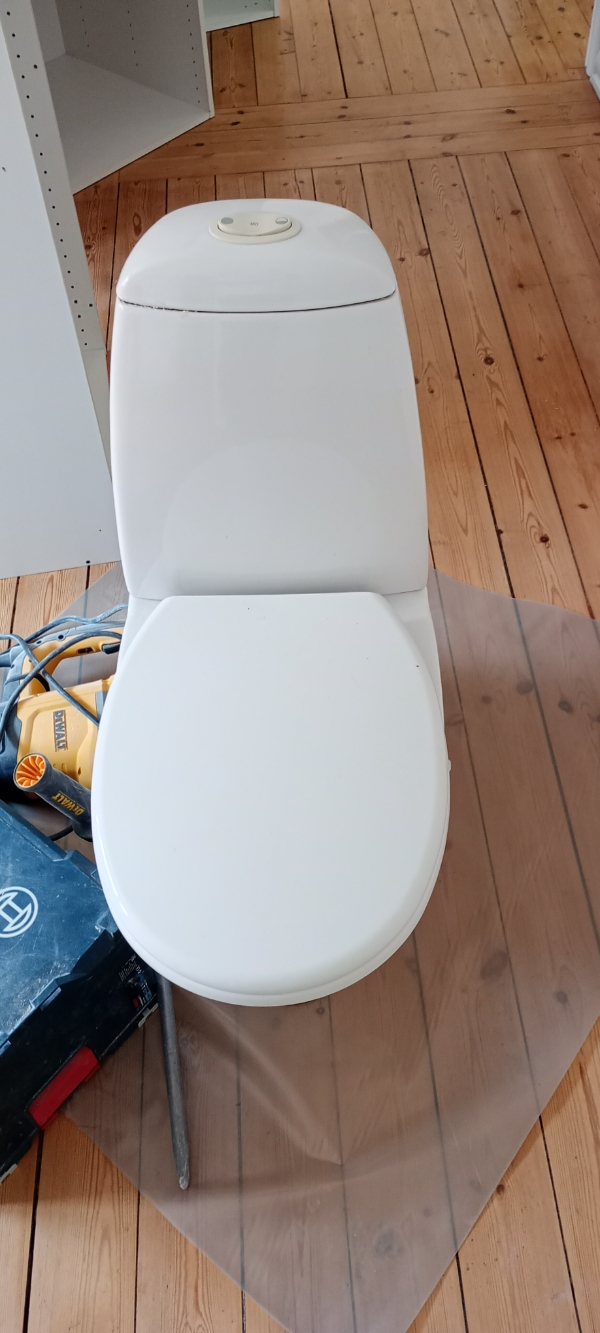 Afhentning af toilet, vaskemaskine og toilet møbel til genbrugspladsen