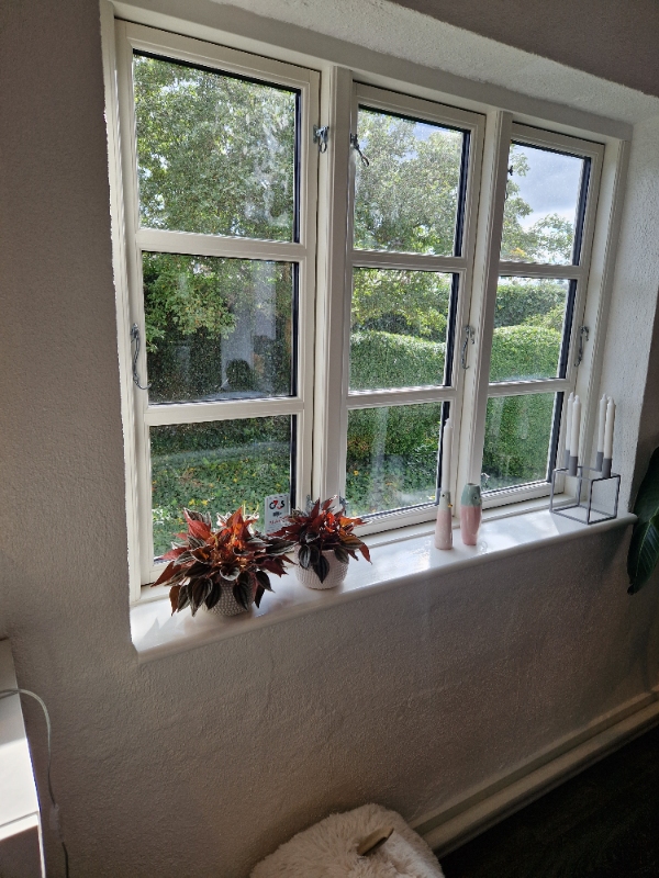 2 rullegardiner skal justeres i størrelsen og sættes op