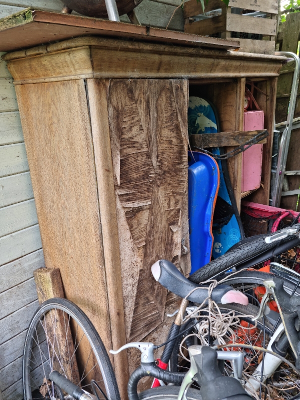 Skab mm bæres ud fra have og bortskaffes