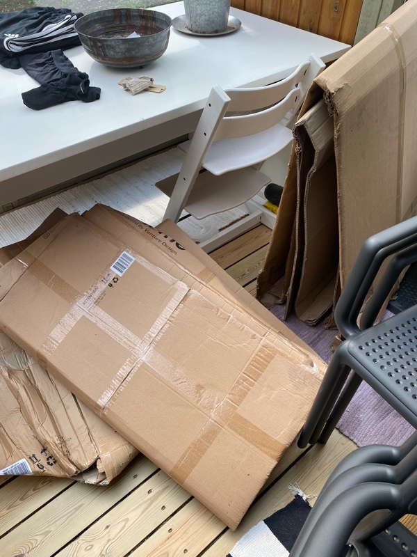 Hentet store pap kasser fra møbler…..
