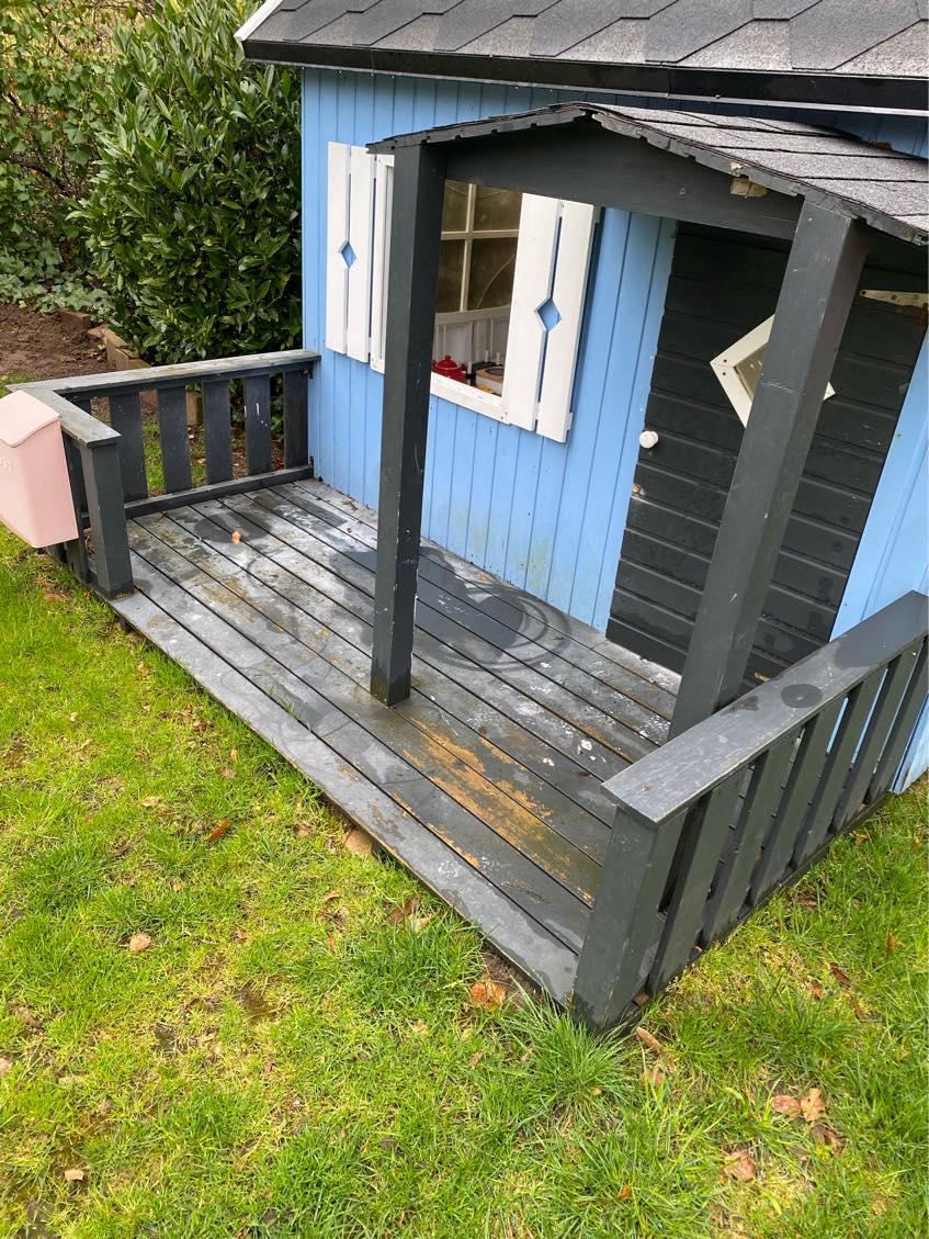 Slibning og maling af terrasse på legehus